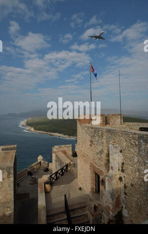 Un avion du passager volant au-dessus de San Pedro de la Roca Castle. Santiago de Cuba. Cuba. Banque D'Images