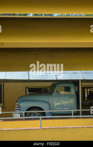 Un camion utilisé dans l'attaque menée par Castro sur l'affichage à la caserne de Moncada museum. Santiago de Cuba, Cuba. Banque D'Images