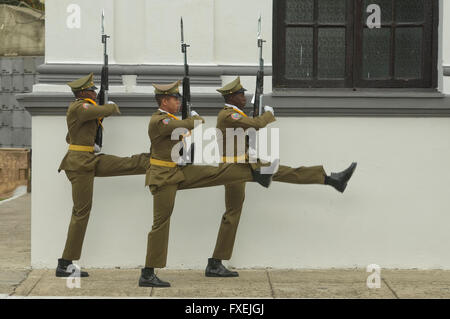 Soldats qui gardaient le mausolée de Jose Marti, Cementerio Santa Ifigenia, Santiago de Cuba, Cuba Banque D'Images