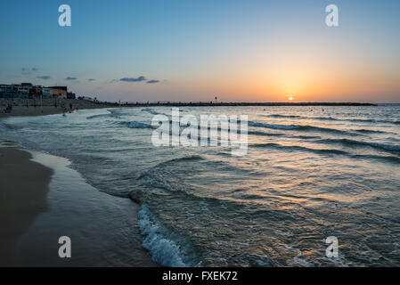 Coucher de soleil sur la mer Méditerranée vu de la plage de Tel Aviv, Israël ville Banque D'Images