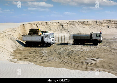 Chargement de camion avec le sable bulldozer Banque D'Images