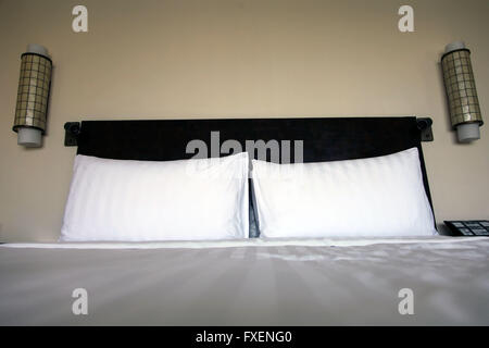 C'est une photo du lit de la chambre d'un hôtel. Nous voyons les 2 oreillers, personne n'y Banque D'Images