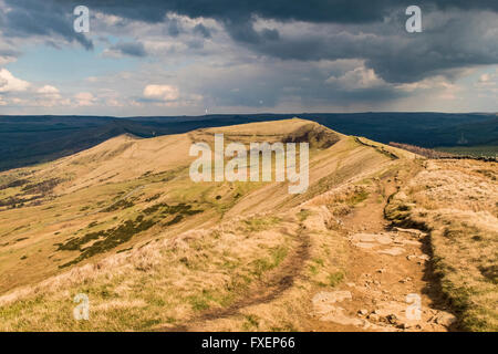 Parapente au-dessus de Mam Tor, dans le High Peak, Derbyshire, Angleterre, vu de Rushup Edge. Banque D'Images