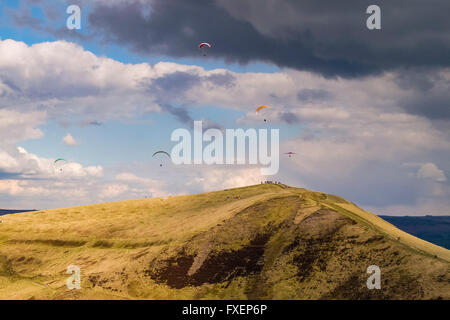 Parapente au-dessus de Mam Tor, dans le High Peak, Derbyshire, Angleterre, vu de Rushup Edge. Banque D'Images