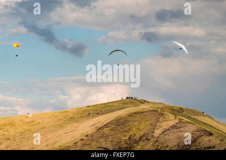 Parapente au-dessus de Mam Tor, dans le High Peak, Derbyshire, Angleterre, vu de Rushup Edge. Banque D'Images