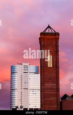 Ciel rouge sur Bridgewater Place à Leeds, avec Tour travaille à l'avant-plan. Banque D'Images