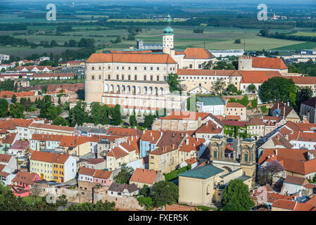 Vue aérienne de Foly Hill sur Mikulov Mikulov ville avec château et tombe de Dietrichstein, République Tchèque Banque D'Images