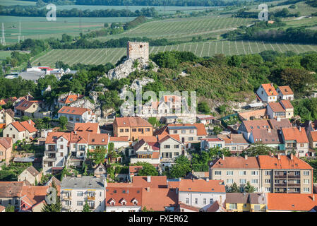 Tour en briques anciennes sur Kozy Hradek (chèvre Hill) à Mikulov ville, région de la Moravie, en République tchèque. Vue depuis la colline Sainte Banque D'Images