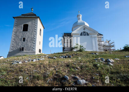 Chapelle Saint Sébastien et clocher sur la Montagne Sainte (Svaty Kopecek) à Mikulov ville, la région de Moravie en République Tchèque Banque D'Images