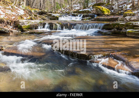 L'eau tombe doucement sur les strates rocheuses à l'ouest de tuer dans les Catskills Mountains of New York. Banque D'Images