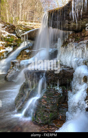 L'eau tombe doucement sur les strates rocheuses à l'Ouest, partiellement gelé tuer Falls dans les Catskills Mountains of New York. Banque D'Images