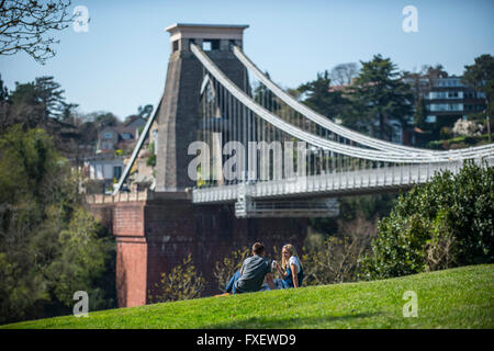 Un couple profiter du soleil et des températures chaudes suivant pour le pont suspendu de Clifton à Bristol. P Banque D'Images