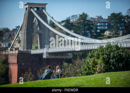 Un couple profiter du soleil et des températures chaudes suivant pour le pont suspendu de Clifton à Bristol. P Banque D'Images