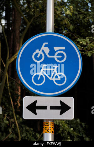 'Route de cycle et des cyclomoteurs à pédale' road sign in Oosterbeek, près d'Arnhem, Gueldre, Pays-Bas. Banque D'Images