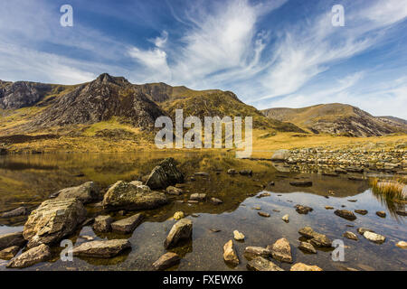 À l'échelle Llyn Idwal vers Y Garn dans le parc national de Snowdonia, le Pays de Galles. Banque D'Images