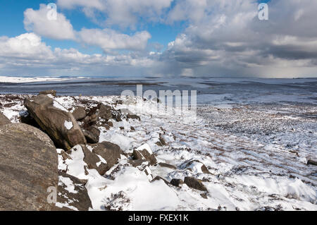 Vue de la lande de neige à partir de la fin de Stanage edge près de Hathersage dans le Peak District. Banque D'Images