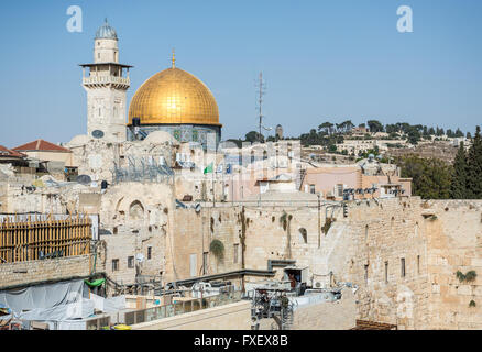 Dôme du Rocher de culte sur le mont du Temple et mur ouest (également appelé Kotel ou Mur des lamentations), vieille ville de Jérusalem, Israël Banque D'Images