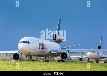 FedEx Express sur la voie de circulation des avions de la compagnie aérienne à l'Aéroport International de Memphis, le siège mondial de FedEx à Memphis, Tennessee, USA. Banque D'Images