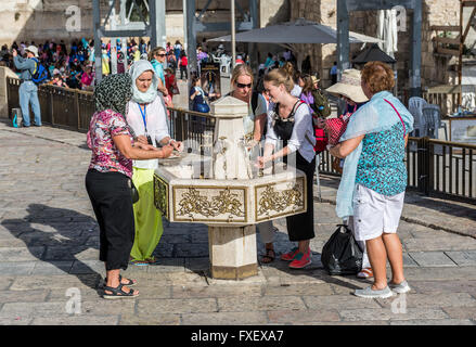 Les touristes en face de Mur Occidental (également appelé Kotel ou Mur des lamentations) dans le quartier juif de la vieille ville de Jérusalem, Israël Banque D'Images
