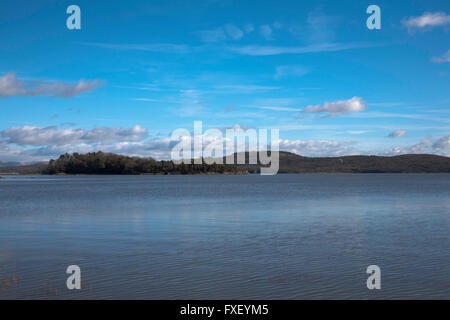 L'estuaire de la rivière de l'île Kent Holme Grange-over-Sands Arnside Knott distance dans la baie de Morecambe Cumbria England Banque D'Images