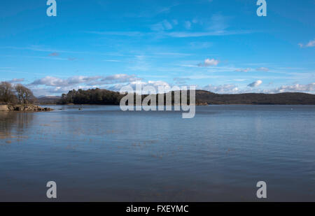 L'estuaire de la rivière de l'île Kent Holme Grange-over-Sands Arnside Knott distance dans la baie de Morecambe Cumbria England Banque D'Images