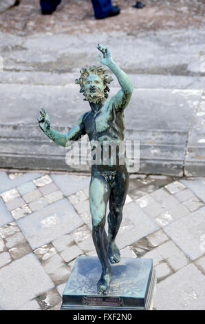 Statue d'un satyre Pan cornu dans Chambre de Faun, Pompéi Italie Banque D'Images