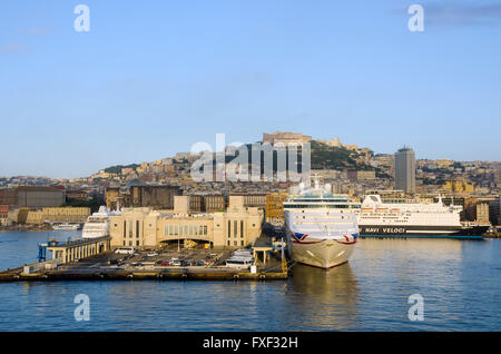 Terminal de croisières Port Naples, Italie, tôt le matin, avec Naples en arrière-plan. Banque D'Images