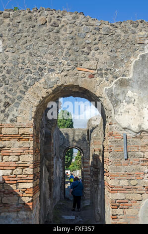 Porta di Pompéi Herculanum Herculanum ou Pompéi, touristes d'encadrement de la porte de l'Italie Banque D'Images