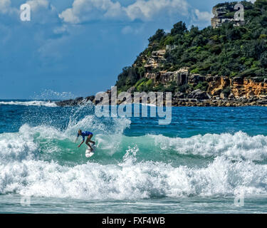 6 mars 2016 : surfeur professionnel Nikki van Dijk (AUS) monte un vague lors de la finale de l'Australian Open annuel de surf à Manly Beach à Sydney. Nikki van Dijk (AUS) bat Malia Manuel (HAW) 17.93 à 13.73 pour devenir le Champion Womens Sydney, Australie. 06 mars, 2016. © Hugh Peterswald/Alamy Live News Banque D'Images