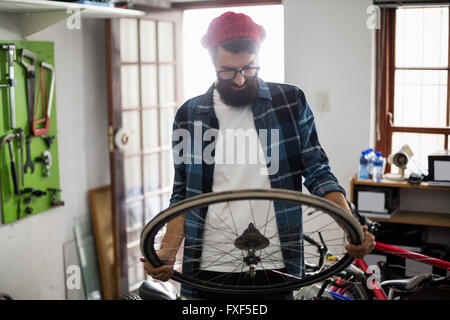 Mécanicien vélo à roue à Banque D'Images