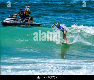 6 mars 2016 : surfeur professionnel Nikki van Dijk (AUS) monte un vague lors de la finale de l'Australian Open annuel de surf à Manly Beach à Sydney. Nikki van Dijk (AUS) bat Malia Manuel (HAW) 17.93 à 13.73 pour devenir le Champion Womens Sydney, Australie. 06 mars, 2016. © Hugh Peterswald/Alamy Live News Banque D'Images