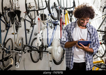 Smiling worker using tablet Banque D'Images