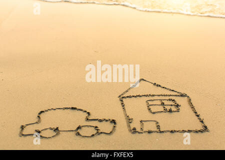 Une voiture et une maison dessinée à la main sur la plage de sable dans les jours ensoleillés. Banque D'Images