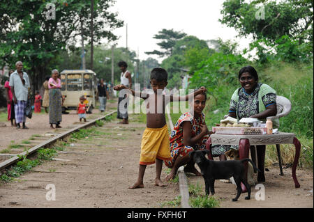 SRI LANKA Colombo, les gens vivent dans des taudis à l'ancienne voie de chemin de fer Banque D'Images