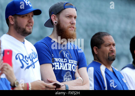 Houston, TX, USA. 14 avr, 2016. Kansas City Royals fans observer la pratique au bâton avant de la MLB baseball match entre les Astros de Houston et les Royals de Kansas City de Minute Maid Park de Houston, TX. Image Crédit : Erik Williams/Cal Sport Media. Credit : csm/Alamy Live News Banque D'Images