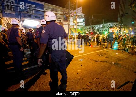 SAO PAULO, BRÉSIL - 14/04/2016 : PALM RIVER PLATE X - affrontements contre la police Mancha Verde avant le match entre Palmeiras et River Plate-URU tenue à Allianz Park. Comparaison n'est valable que pour le 6e tour de la phase de groupes de la Copa Libertadores 2016 Bridgestone. Crédit : Richard Callis/Alamy Live News Banque D'Images