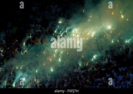 SAO PAULO, BRÉSIL - 14/04/2016 : PALM RIVER PLATE X - Fans de Palmeiras drapeaux feux pendant le match entre Palmeiras et River Plate-URU tenue à Allianz Park. Comparaison n'est valable que pour le 6e tour de la phase de groupes de la Copa Libertadores 2016 Bridgestone. Crédit : Richard Callis/Alamy Live News Banque D'Images