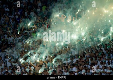 SAO PAULO, BRÉSIL - 14/04/2016 : PALM RIVER PLATE X - Fans de Palmeiras drapeaux feux pendant le match entre Palmeiras et River Plate-URU tenue à Allianz Park. Comparaison n'est valable que pour le 6e tour de la phase de groupes de la Copa Libertadores 2016 Bridgestone. Crédit : Richard Callis/Alamy Live News Banque D'Images