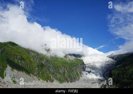 Ganzi, Ganzi, CHN. 4 Août, 2015. Ganzi, CHINE - 4 août 2015 : (usage éditorial uniquement. Chine OUT) Hailuogou (Conch Gully) Glacier National Forest Park est situé sur la côte orientale de Gonggar Mountain dans le comté de Luding de la préfecture autonome tibétaine de Garze, province du Sichuan. C'est 319 km de Chengdu, capitale de la province du Sichuan et 105 km de Kangding, où les organes administratifs de la préfecture autonome Garze sont situés. Glaciers dans Hailuogou sont typiques des glaciers maritimes modernes, qui sont rarement trouvés dans des endroits à faible latitude ou à basse altitude. Son point le plus bas est sur Banque D'Images