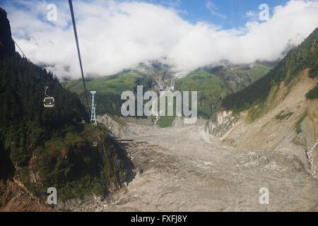 Ganzi, Ganzi, CHN. 4 Août, 2015. Ganzi, CHINE - 4 août 2015 : (usage éditorial uniquement. Chine OUT) Hailuogou (Conch Gully) Glacier National Forest Park est situé sur la côte orientale de Gonggar Mountain dans le comté de Luding de la préfecture autonome tibétaine de Garze, province du Sichuan. C'est 319 km de Chengdu, capitale de la province du Sichuan et 105 km de Kangding, où les organes administratifs de la préfecture autonome Garze sont situés. Glaciers dans Hailuogou sont typiques des glaciers maritimes modernes, qui sont rarement trouvés dans des endroits à faible latitude ou à basse altitude. Son point le plus bas est sur Banque D'Images