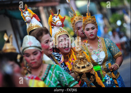 Samutprakran, Thaïlande. 14 avr, 2016. Une femme thaïlandaise habillés en vêtements traditionnels rires avant d'agir comme une pièce d'échecs thaïlandais dans Samutprakran province, Thaïlande, le 14 avril 2016. Les gens ont agi comme Thai pièces des échecs dans un événement célébrant le Songkran Festival. Songkran Festival, également connu sous le nom de Fête de l'eau, est célébré en Thaïlande comme le traditionnel jour de l'an, qui a débuté mercredi. Credit : Rachen Sageamsak/Xinhua/Alamy Live News Banque D'Images