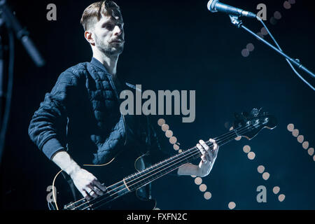 Turin, Italie. 14 avril, 2016. Le chanteur/compositeur Gabriel BRUCE effectue sur scène à PalaAlpitour le spectacle d'ouverture de Florence et la machine Crédit : Rodolfo Sassano/Alamy Live News Banque D'Images