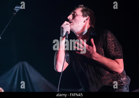 Turin, Italie. 14 avril, 2016. Le chanteur/compositeur Gabriel BRUCE effectue sur scène à PalaAlpitour le spectacle d'ouverture de Florence et la machine Crédit : Rodolfo Sassano/Alamy Live News Banque D'Images