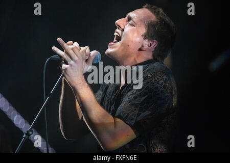 Turin, Italie. 14 avril, 2016. Le chanteur/compositeur Gabriel BRUCE effectue sur scène à PalaAlpitour le spectacle d'ouverture de Florence et la machine Crédit : Rodolfo Sassano/Alamy Live News Banque D'Images