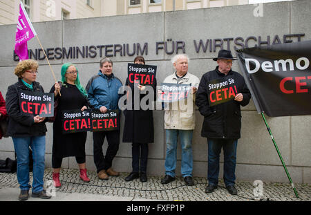 Berlin, Allemagne. 14 avr, 2016. Les gens détiennent jusqu'pancartes qui lire 'Stop à la CETA !' devant le ministère fédéral des affaires économiques et de l'énergie à l'occasion de pourparlers entre le ministre allemand des affaires économiques Gabriel et ministre canadien du commerce international Freedland à Berlin, Allemagne, 14 avril 2016. Photo : Gregor Fischer/dpa/Alamy Live News Banque D'Images