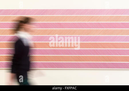 Edinburgh, Royaume-Uni. Apr 15, 2016. Un affichage dynamique puissante de peintures, qui s'étendra sur plus de 50 ans dans la carrière de la célèbre artiste britannique Bridget RILEY, est d'ouvrir à la Scottish National Gallery of Modern Art ce printemps. Bridget Riley est l'un des plus importants et influents artistes travaillant aujourd'hui. Né à Londres en 1931, ses expériences avec mouvement optique dans la peinture, qui datent du début des années 1960, acquis une réputation internationale. Crédit : Richard Dyson/Alamy Live News Banque D'Images