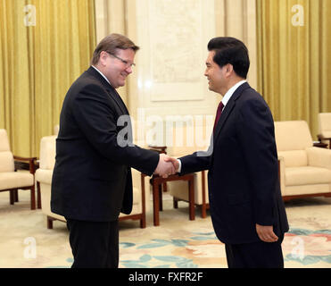 Beijing, Chine. Apr 15, 2016. Wang Zhengwei (R), vice-président du Comité National de la Conférence consultative politique du peuple chinois, rencontre avec une délégation du Sénat tchèque, dirigée par le Vice-président du Sénat Zdenek Skromach (L), qui est aussi l'ancien vice-premier ministre et ancien vice-président du Parti Social-démocrate, à Beijing, capitale de Chine, le 15 avril 2016. © Liu Weibing/Xinhua/Alamy Live News Banque D'Images