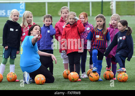 Edinburgh, Ecosse, Royaume-Uni, 15, avril 2016. Leader travailliste écossais Kezia Dugdale se joint à une 'Little Miss Kickers' girls' foot séance de formation à l'Académie de football Communauté Spartans pour mettre en évidence le rôle du sport comme elle fait campagne pour l'élection du Parlement écossais, de crédit : Ken Jack / Alamy Live News Banque D'Images