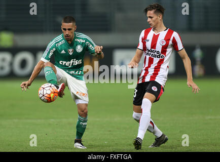 SAO PAULO, BRÉSIL - 14/04/2016 : PALM RIVER PLATE X URU - Gabriel player, SE Palmeiras, ball litige avec Vicente dvd, CA River Plate au cours de match valide pour le 6e tour de la phase de groupes de la Copa Libertadores, l'Allianz Arena Park. Photo : Cesar Greco / FotoArena/Alamy Live News Banque D'Images