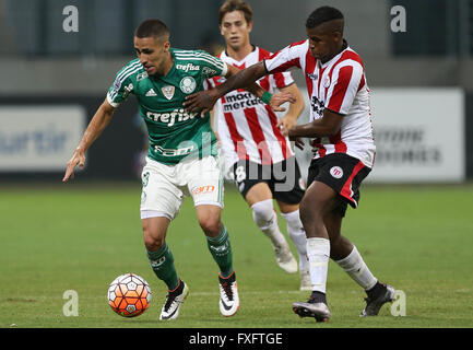 SAO PAULO, BRÉSIL - 14/04/2016 : PALM RIVER PLATE X URU - Gabriel player, SE Palmeiras, ball litige avec Federico dvd, CA River Plate au cours de match valide pour le 6e tour de la phase de groupes de la Copa Libertadores, l'Allianz Arena Park. Photo : Cesar Greco / FotoArena/Alamy Live News Banque D'Images